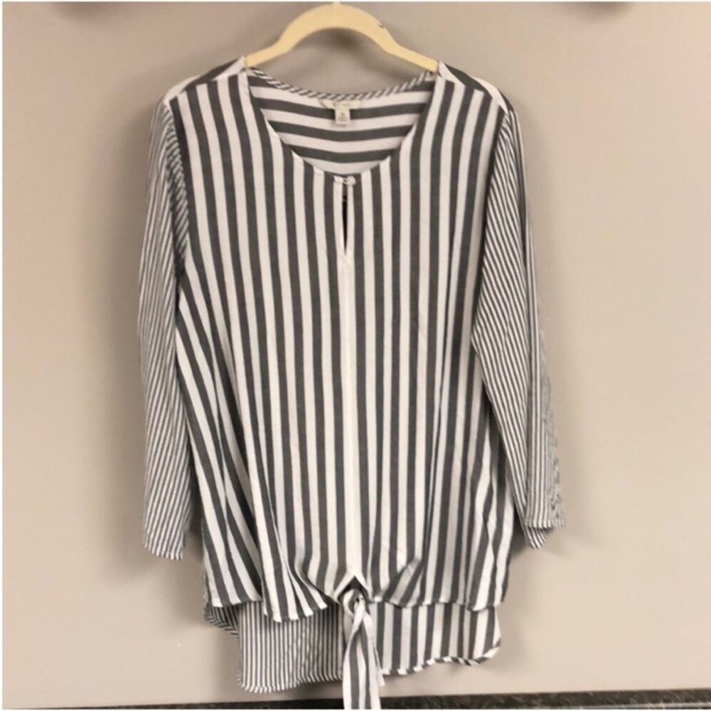 3/$15 ❤️ striped Cato tie front shirt M